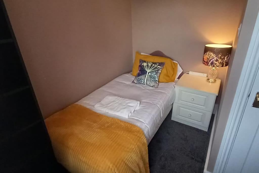 Peaceful Home From Home - Spacious 3 Bedroom House Accommodating 7 - Ideal For Families And Workers Gateshead Extérieur photo